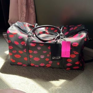 NWT Betsey Johnson Kisses 💋 XL Weekender